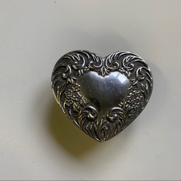 Heart shaped glass container with metal lid - Picture 3 of 8